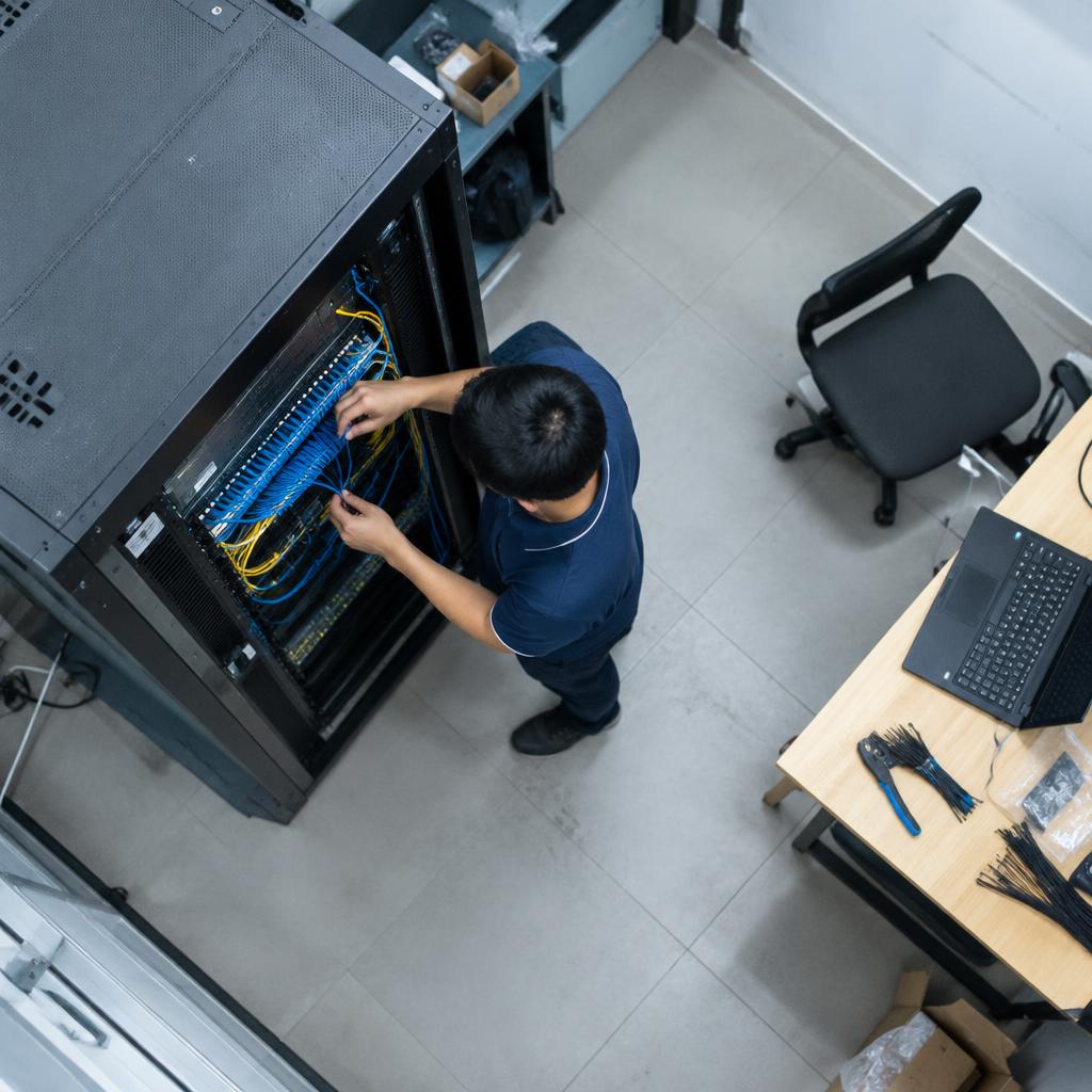 Phòng server văn phòng với các tủ rack chứa thiết bị mạng và hệ thống cáp.